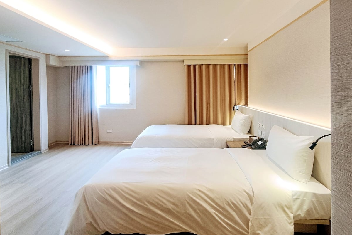 Basic-Zweibettzimmer, 2 Einzelbetten | Hochwertige Bettwaren, Daunenbettdecken, Schreibtisch, kostenloses WLAN