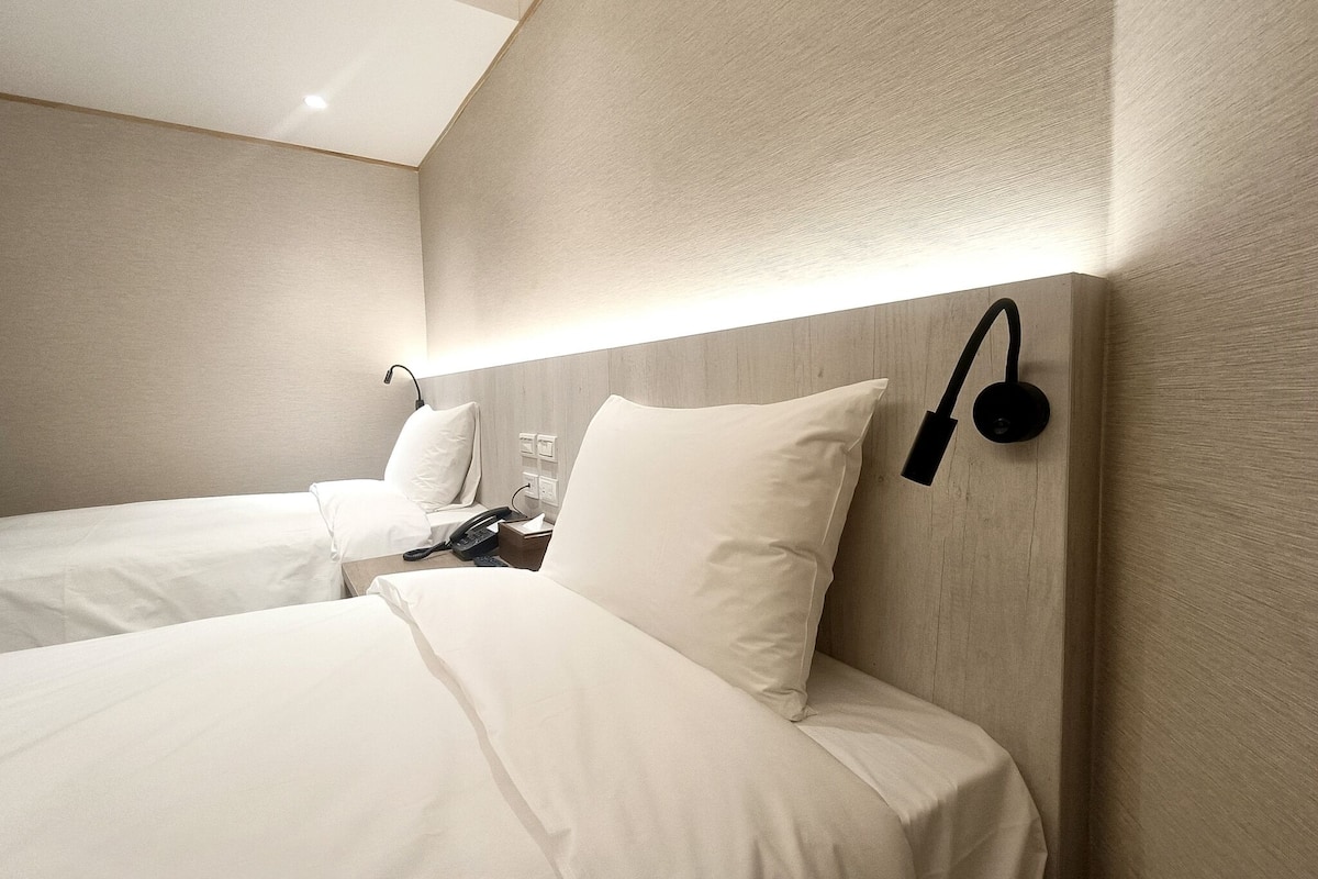 Free WiFi, bed sheets