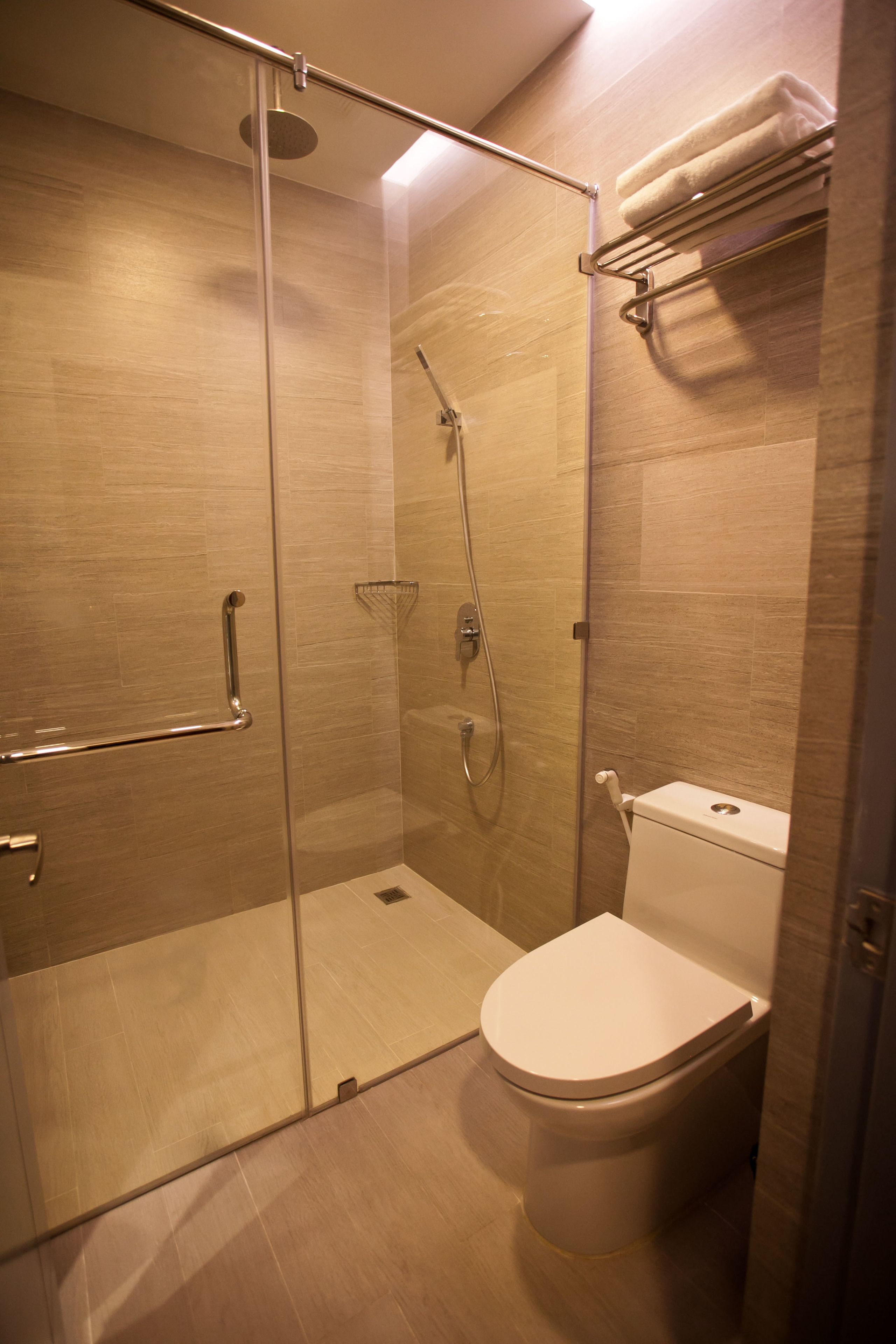 standard queen room | bathroom | shower, free toiletries, slippers, towels