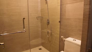 Standard Queen Room | Bathroom | Shower, free toiletries, slippers, towels