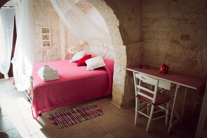 Romantic Double Room, 1 Bedroom, Refrigerator (Il pepe) - Trulli Donna Isabella (Locorotondo)