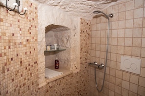 Chambre romantique double, 1 chambre, réfrigérateur (Il pepe) | Salle de bain | Douche, douche cascade, articles de toilette (gratuits)
