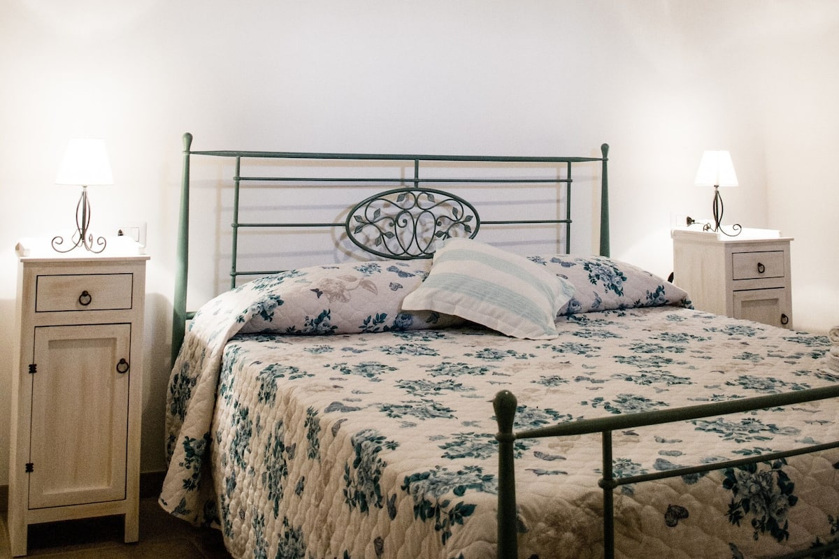 Family Room (Il fico) | Frette Italian sheets, premium bedding, down comforters, minibar