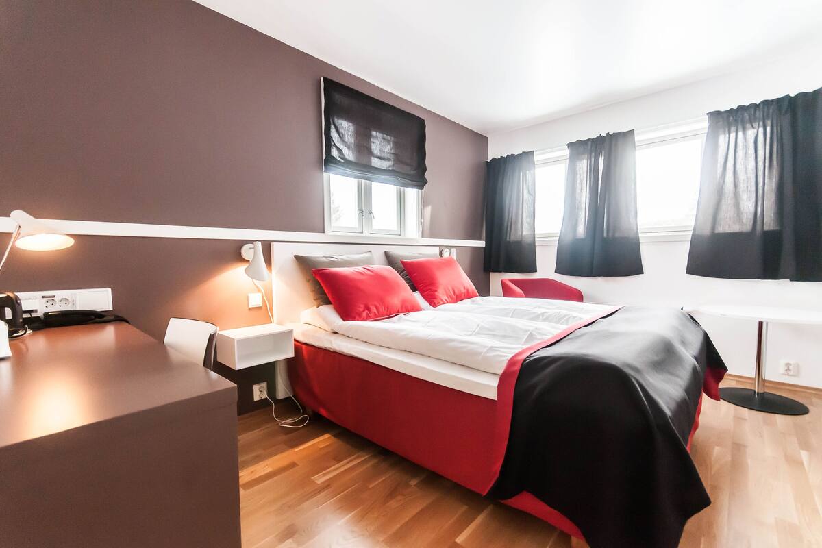 twin room | 1 bedroom, premium bedding, pillow-top beds, minibar