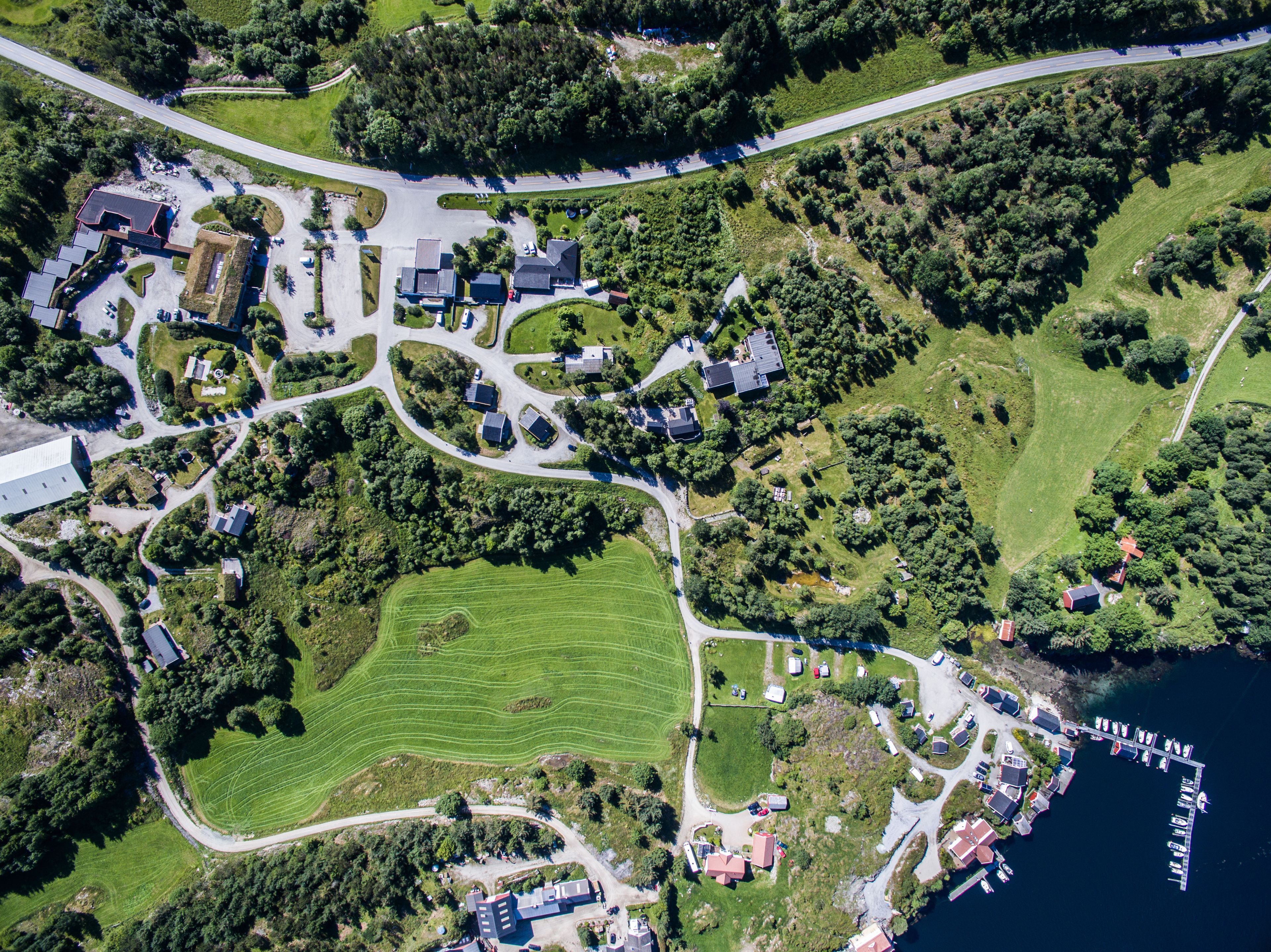 Eine Vogelperspektive eines Wohngebiets mit Häusern, Straßen und einem Yachthafen.