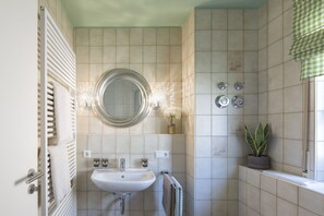 Leilighet, 2 soverom, balkong, fjellutsikt | Dusj på badet
