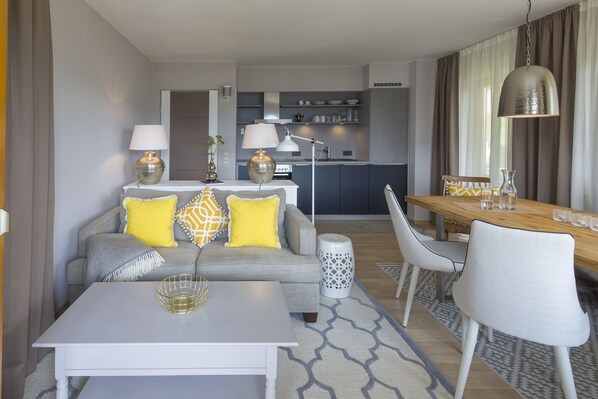 Apartment, 2 Bedrooms, Balcony, Mountain View | Living room