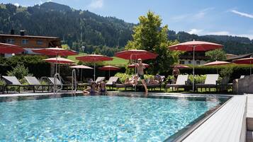 Piscina coberta, piscina a l'aire lliure, para-sols i gandules