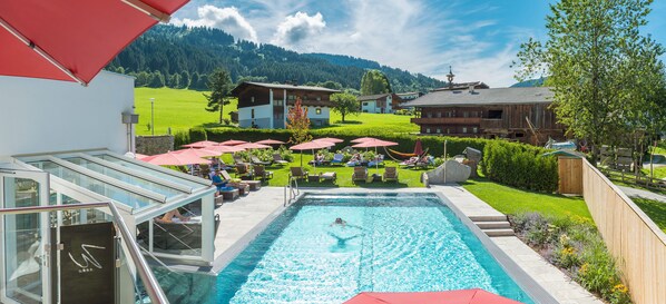 Innenpool, Außenpool, Sonnenschirme, Liegestühle