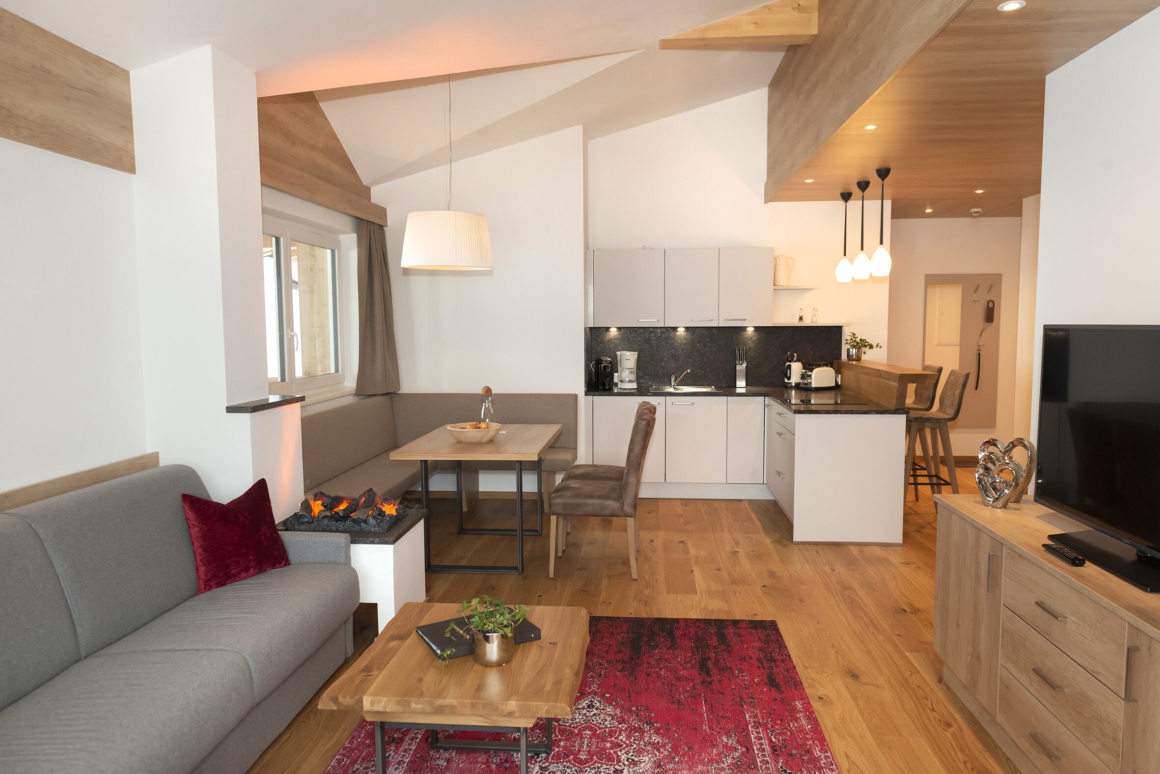 Un apartamento moderno con sala de estar, comedor, cocina y televisor.