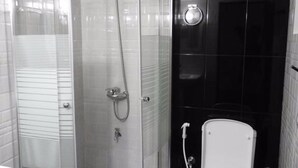 A modern bathroom with a glass-enclosed shower, a toilet, and a sink. - Hanthana Breeze Home Stay (Kandy)