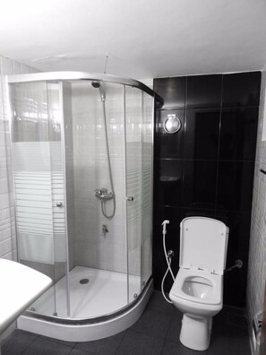 Double Room with Private Bathroom | Bathroom | Shower, free toiletries, hair dryer, towels