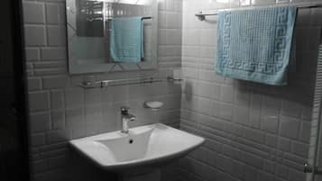 Double Room with Private Bathroom | Bathroom | Shower, free toiletries, hair dryer, towels