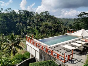Outdoor pool, pool loungers - Suarapura Resort & Spa (Sebatu)