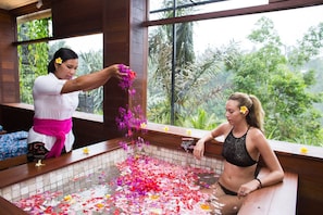 Couples treatment rooms, hot stone massages, facials - Suarapura Resort & Spa (Sebatu)