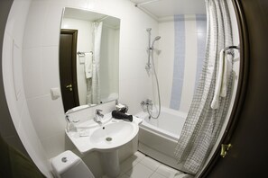 Singola Standard | Bagno | Set di cortesia gratuito, asciugacapelli, asciugamani