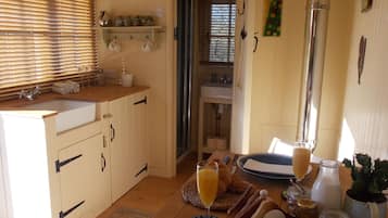 Deluxe Room, Ensuite, Garden View (Hut with Hot Tub) | 1 bedroom