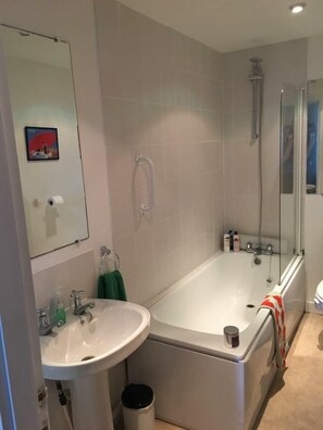 Deluxe Apartment, Private Bathroom, Sea View (Moray Horizon View) | Bathroom - Moray Beachside Apartments (Lowestoft)