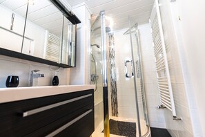Standaard driepersoonskamer, privébadkamer (3BZS) | Badkamer