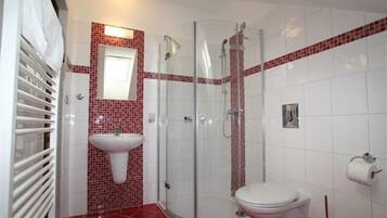 Standard Apartment (4 Adults) | Kemudahan bilik mandi | Pancuran mandi, pengering rambut, tuala disediakan