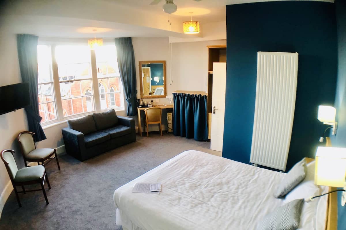 Deluxe Double Room, 1 King Bed, City View | Hypo-allergenic bedding, desk, blackout curtains, iron/ironing board