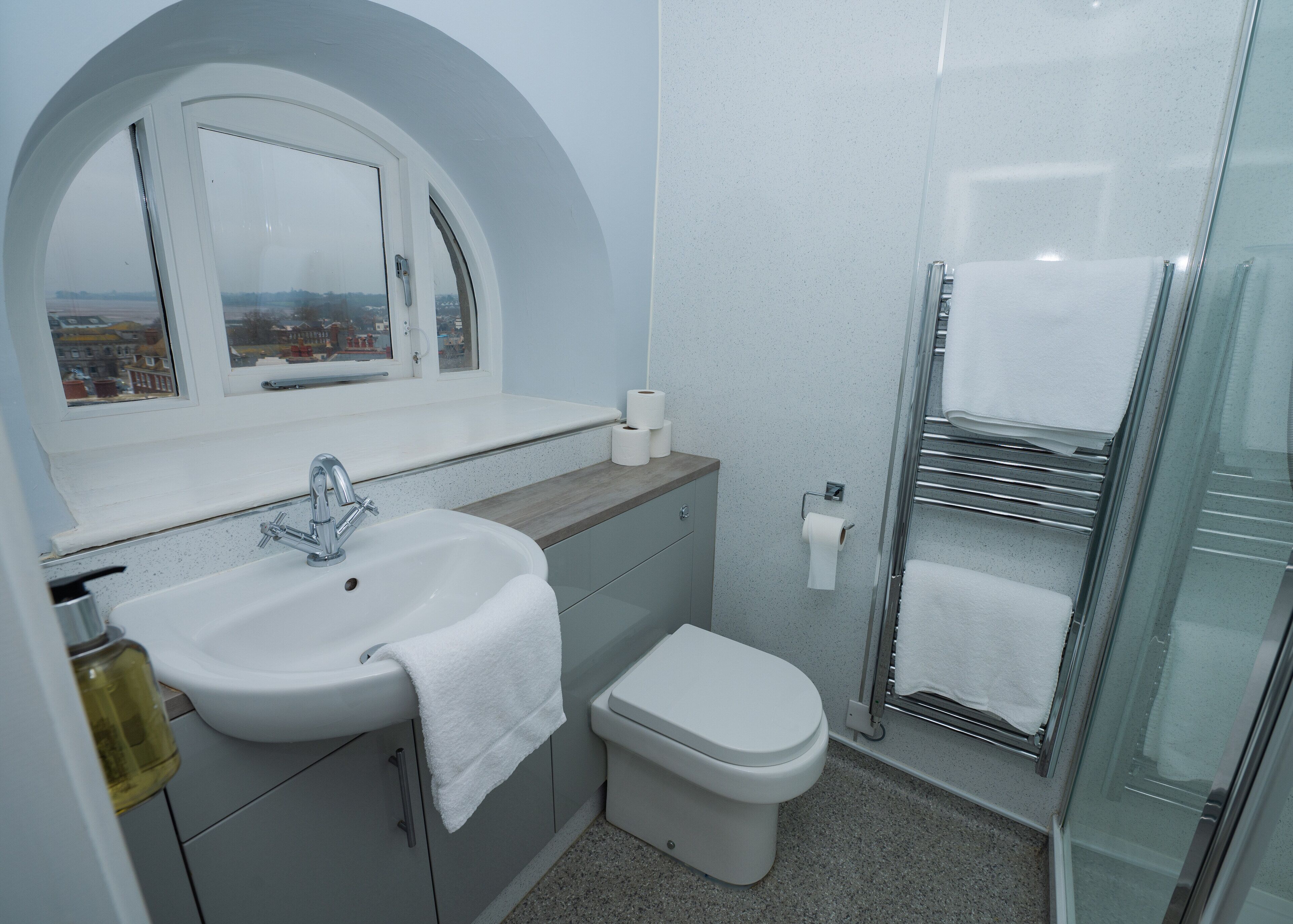 deluxe double room, 1 king bed, sea view | bathroom | separate bathtub and shower, free toiletries, hair dryer, towels