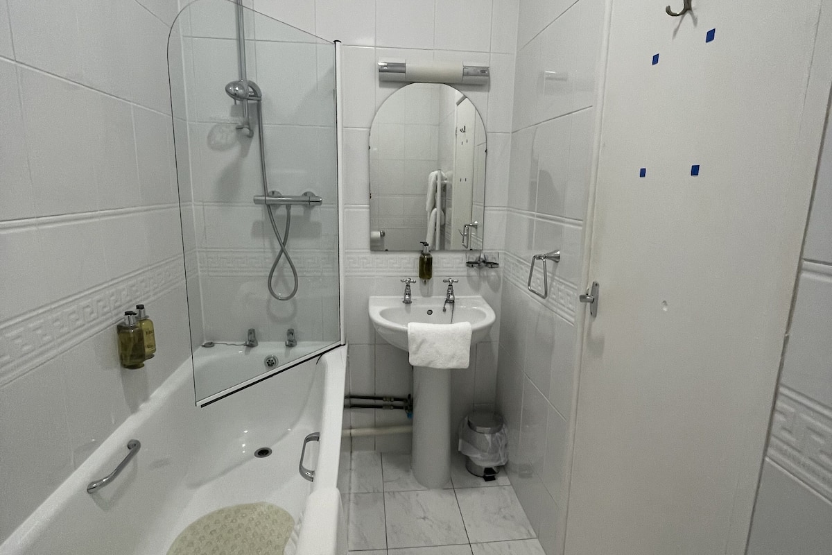 standard twin room, 2 single beds, sea view | bathroom | separate bathtub and shower, free toiletries, hair dryer, towels