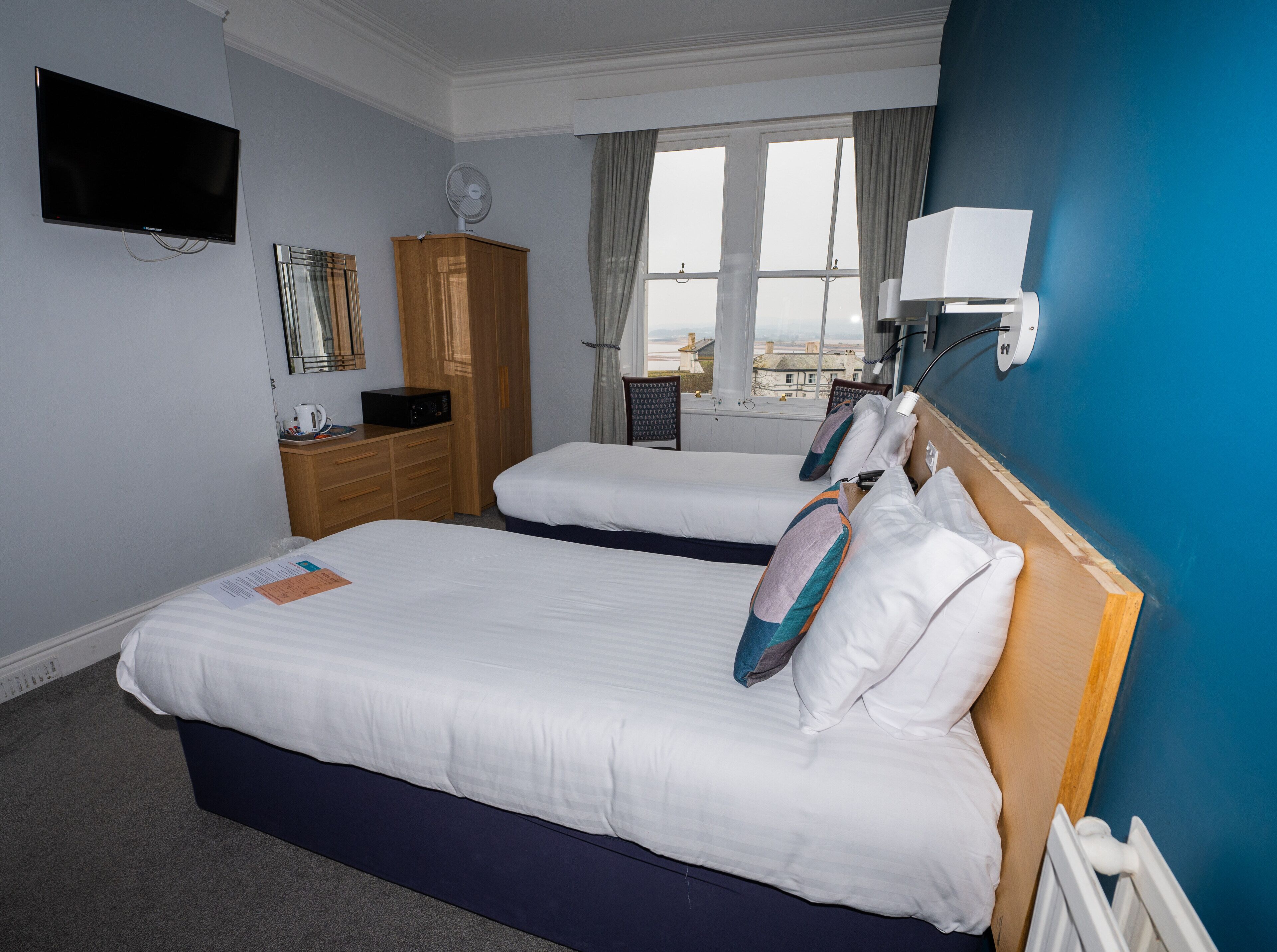 deluxe double room, 1 king bed, sea view | 1 bedroom, hypo-allergenic bedding, desk, blackout curtains