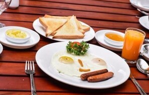 Aperto a colazione, pranzo e cena, cucina locale e internazionale