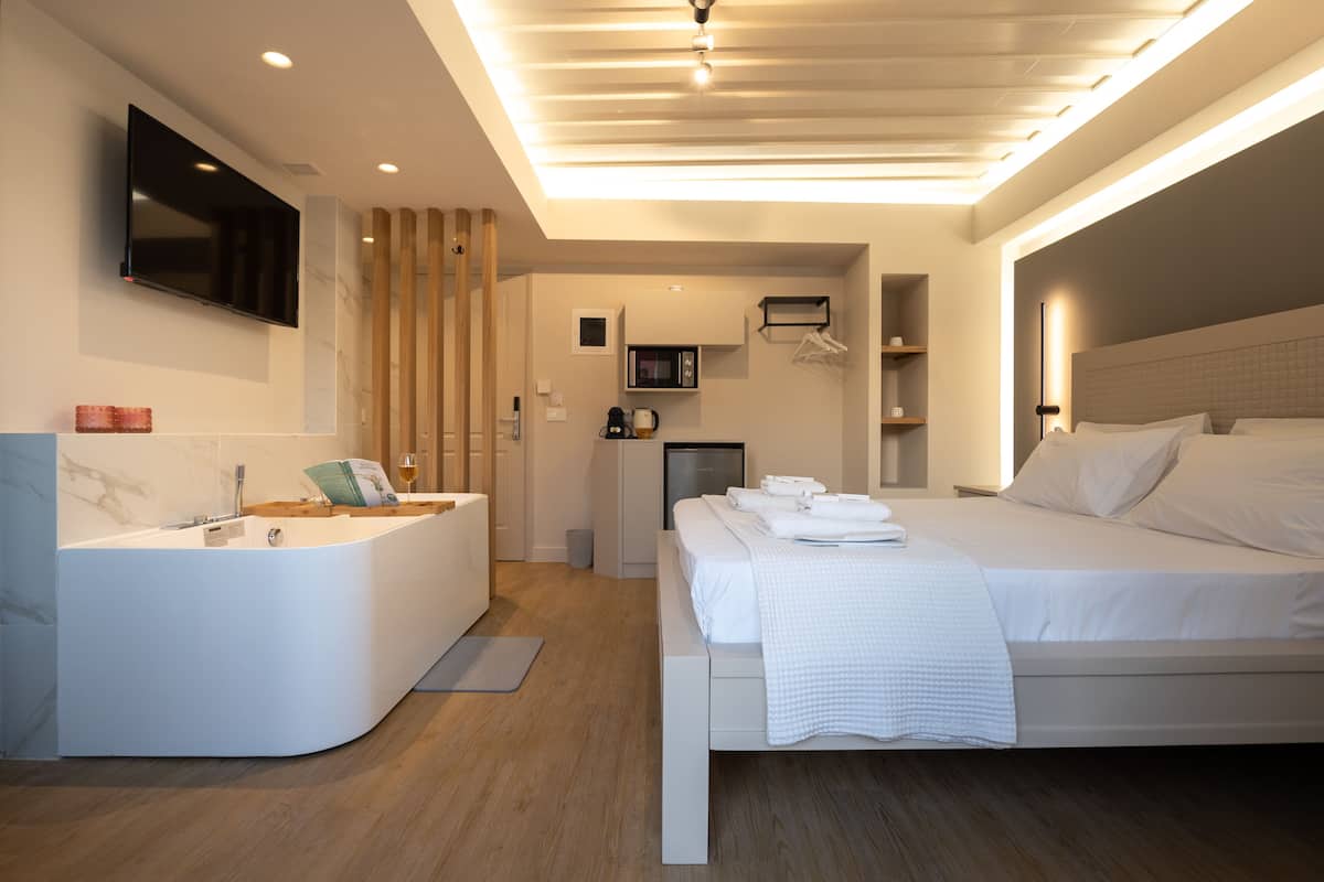 Deluxe Studio Suite | Egyptian cotton sheets, premium bedding, soundproofing