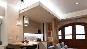 Deluxe Duplex | Living area | 43-inch Smart TV with digital channels - Hanim Hotel (Chania)