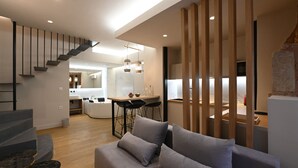 Deluxe Duplex | Living area | 43-inch Smart TV with digital channels - Hanim Hotel (Chania)