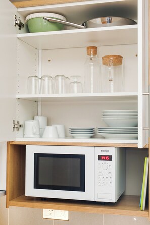 Frigorífico, microondas, placa de cocina y utensilios de cocina