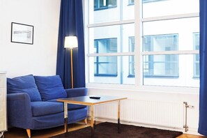 Studio 24 | 1 soverom, skrivebord, blendingsgardiner og strykejern/-brett