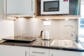 Kühlschrank, Mikrowelle, Herdplatte, Kochgeschirr/Geschirr/Besteck