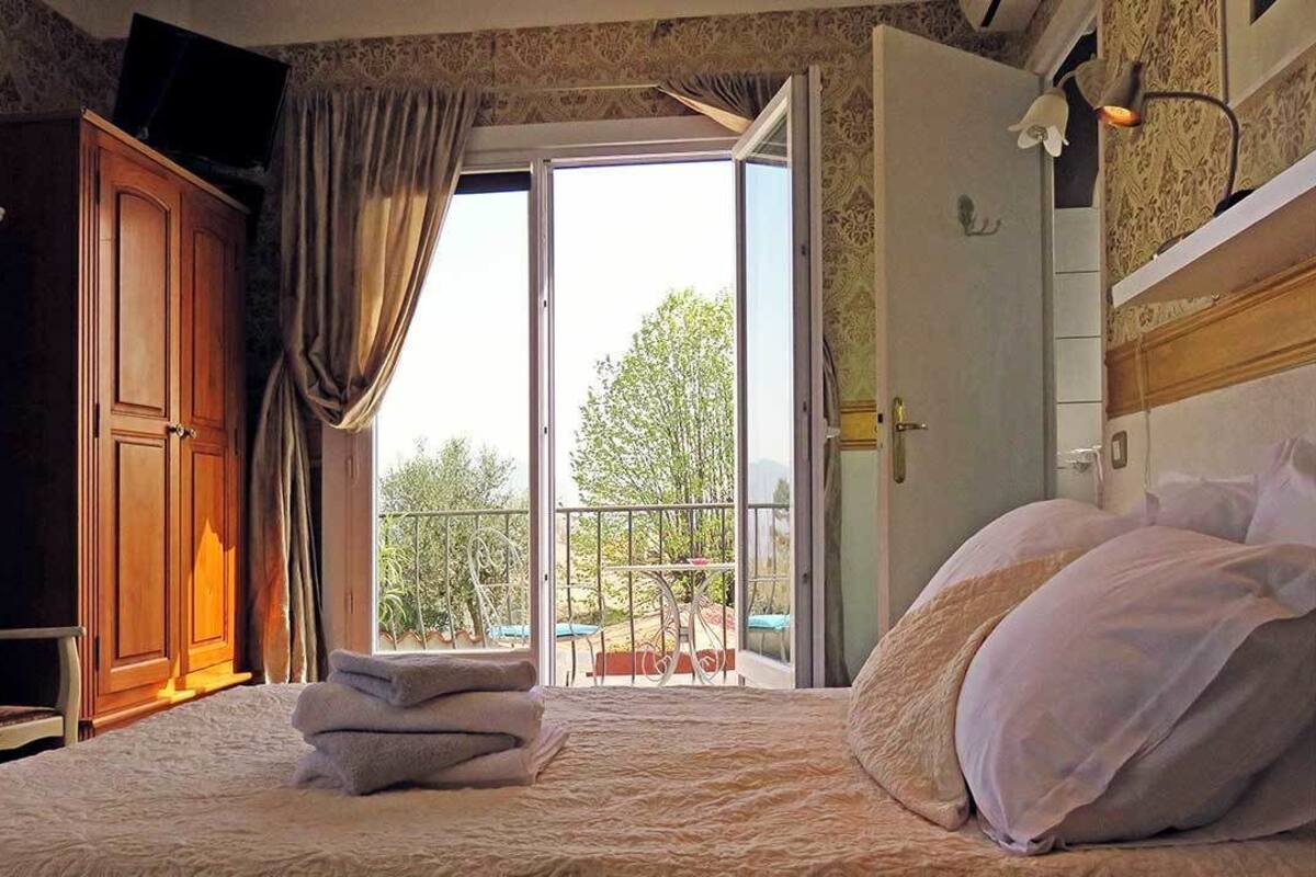 Ropa de cama de alta calidad y caja de seguridad en la habitación