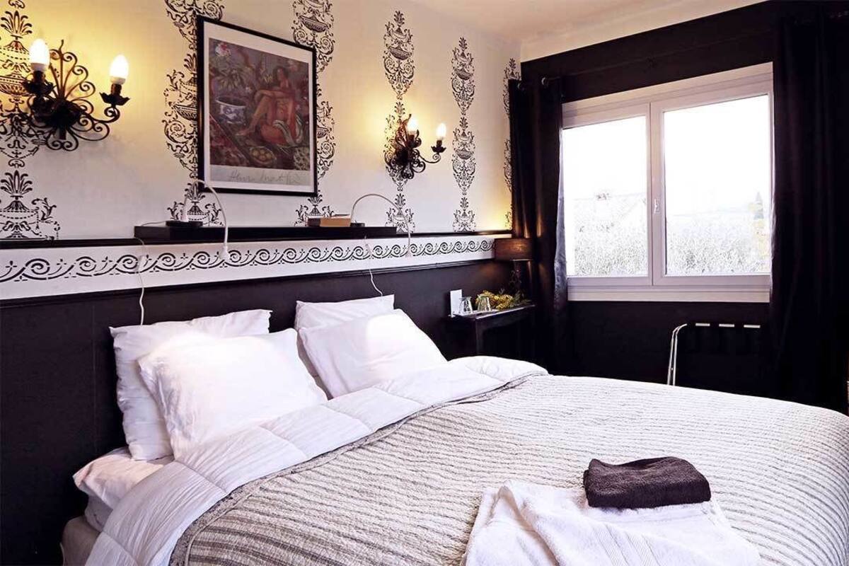 Ropa de cama de alta calidad y caja de seguridad en la habitación