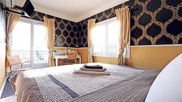 Premium Double Room | Peralatan tempat tidur premium, peti besi dalam bilik, meja