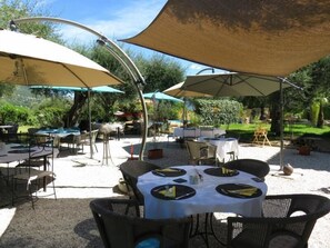 Petit-déjeuner, déjeuner et dîner servis sur place, vue sur la piscine