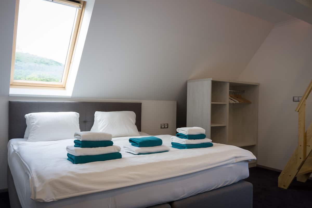 Apartment, Kitchenette (E - Duplex) | Desk, soundproofing, iron/ironing board, free cribs/infant beds
