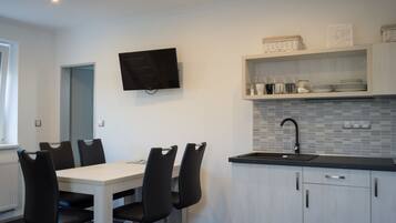 Bureau, chambres insonorisées, fer et planche à repasser