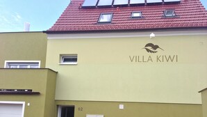 A building with the name "Villa Kiwi" on its facade. - Villa Kiwi (Mikulov)