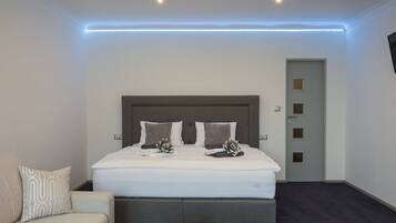 مكتب وتجهيزات عازلة للصوت ومكواة/لوح كي وأسرّة أطفال/رضّع (مجانًا)