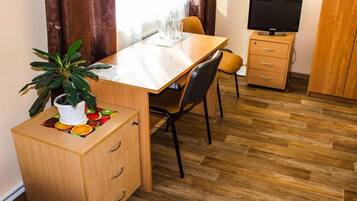 Economy-Dreibettzimmer, 3 Einzelbetten | Allergikerbettwaren, Zimmersafe, Schreibtisch, Bügeleisen/Bügelbrett