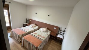 Twin Room, Balcony | Wi-fi percuma, cadar katil 