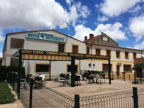 Front of property - Hostal El Delfin Verde (Villasabariego)