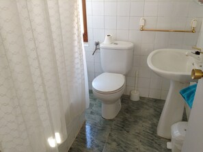 Double Room, Pool View | Bilik Mandi | Kelengkapan dandanan diri percuma, pengering rambut, tuala disediakan 