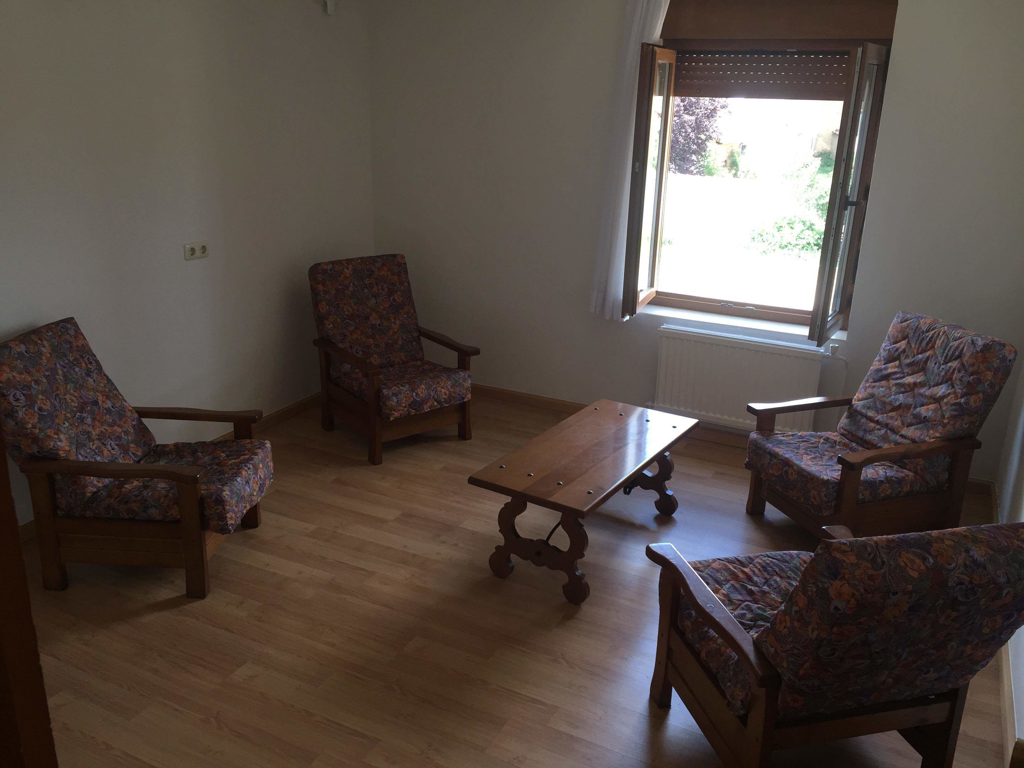 Habitación individual estándar (Shower) | Sala de estar | Una televisión de pantalla plana