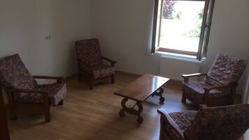 Habitación individual estándar (Shower) | Sala de estar | Una televisión de pantalla plana