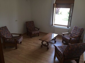 スタンダード シングルルーム (Shower) | リビングルーム | 薄型テレビ